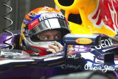 Sebastian Vettel espera en boxes