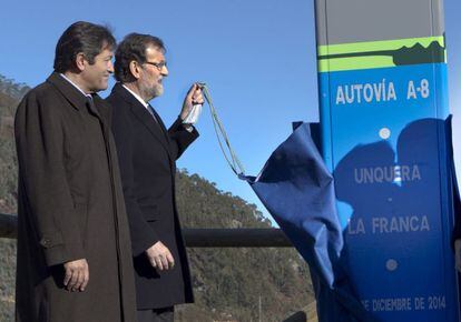 Mariano Rajoy, durante la inauguraci&oacute;n ayer del nuevo tramo de la Autov&iacute;a del Cant&aacute;brico.