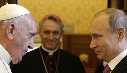 El Papa saluda a Putin durante una visita privada en El Vaticano, el 10 junio de 2015.