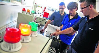 Alumnos de FP dual en el centro de Siemens de Getafe.