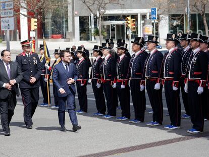 El consejero de Interior, Joan Ignasi Elena, junto al comisario jefe de los Mossos, Josep Maria Estela, y el presidente de la Generalitat, Pere Aragonès.