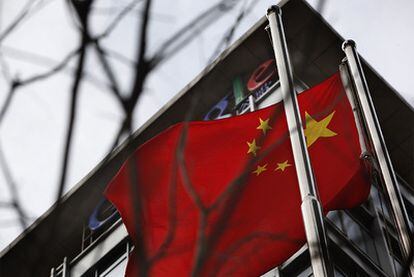 La bandera china ondea en el cuartel general de Google en China, camuflando el logotipo del buscador.