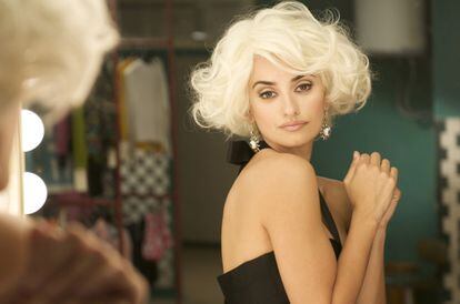 En una escena de la película ‘Los abrazos rotos’ (2009), de Pedro Almodóvar, Penélope Cruz también se caracterizó igual que ella.