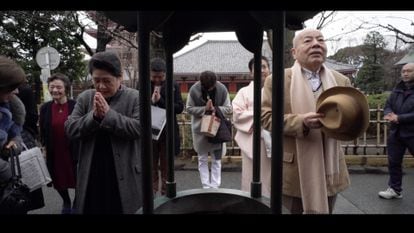 El matrimonio Ishida, Hiroyoshi y su esposa Tomiko, en un templo rezando tras su jornada laboral.