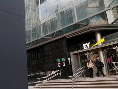 Los inversores franceses, daños colaterales en la pelea con EY