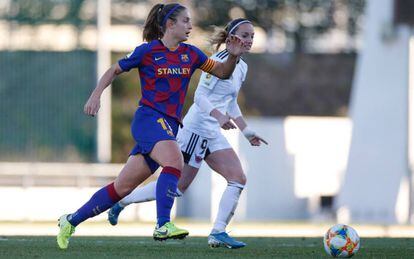 Alexia conduce la pelota ante Asllani.