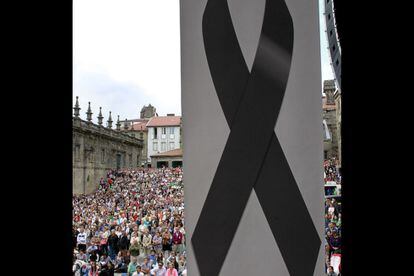 Un cresp&oacute;n negro cuelga en la plaza de Quintana, abarrotada de personas que han asistido al funeral en el exterior de la catedral. 