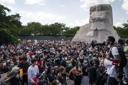 Cientos de manfiestantes en el monumento a Martin Luther King, Jr. en Washington.