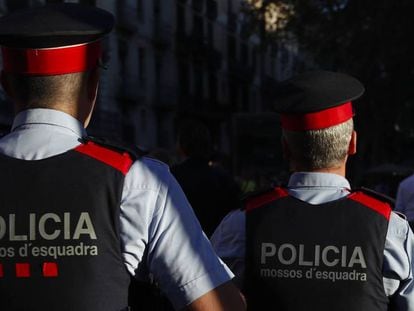 Dos Mossos d'Esquadra patrullan por Barcelona.