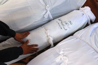 Un palestino sujeta el cadáver de un niño este domingo en la morgue del hospital Al Najjar tras un bombardeo israelí sobre Rafah. 