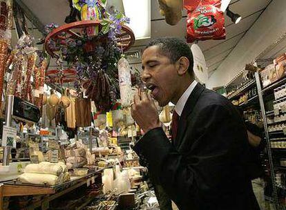 El candidato demócrata, en plena degustación de productos mediterráneos.