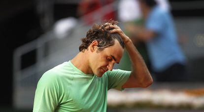 Federer se lamenta tras caer ante Nishikori.