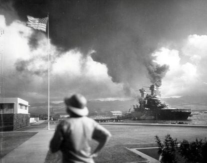En la imagen, el acorazado USS California tras ser golpeado por torpedos y bombas japonesas, el 7 de diciembre de 1941 en Pearl Harbor (Hawái).