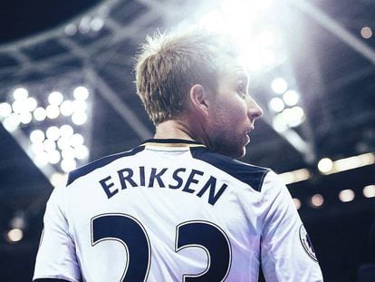 El jugador danés del Tottenham Christian Eriksen, apabullado por los gritos de los seguidores del West Ham, quienes bailan felices tras haberle arruinado las opciones de ganar la Premier.