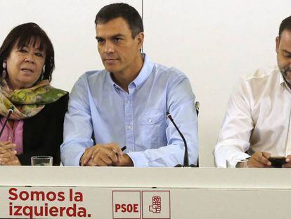 El secretari general del PSOE, Pedro Sánchez, amb la presidenta del partit, Cristina Narbona (e), i el secretari d'àrea d'organització, José Luis Ábalos, aquest dilluns.