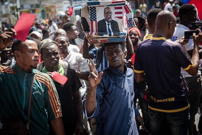 Haitianos participan de una protesta en rechazo a la intervención militar extranjera y en demanda de la renuncia del Primer Ministro Ariel Henry, hoy en Puerto Príncipe (Haití).