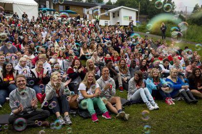 J&oacute;venes laboristas, con Pedersen en primera fila en el centro, en el campamento de Gulsrud.