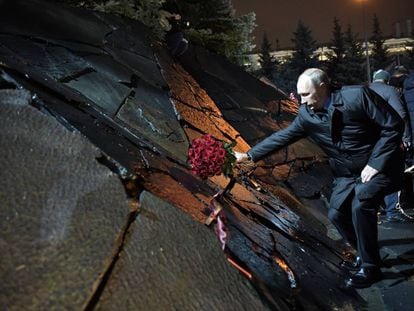  Putin, deposita un ramo de flores en el del &quot;Muro del dolor&quot;, en recuerdo a los represaliados de la URSS. 