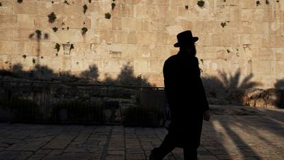 Un judío camina cerca de la Tumba de los Patriarcas, en la zona vieja de Hebrón.