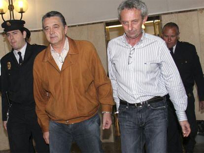 El ex alcalde Eugenio Hidalgo (izquierda) esposado al <i>arrepentido</i> Jaume Gibert, en marzo de 2007.