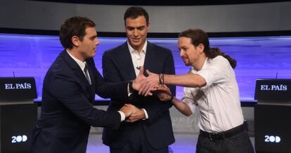 Los candidatos de Ciudadanos, PSOE y Podemos se dan la mano antes del debate.