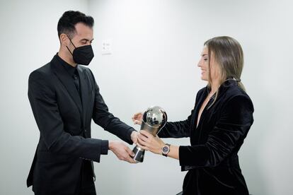 La centrocampista del Barcelona, de 27 años, recibió de manos del futbolista Sergio Busquets el premio The Best de la FIFA a la mejor jugadora de 2021, galardón que añade al Balón de Oro que ganó a finales de noviembre.