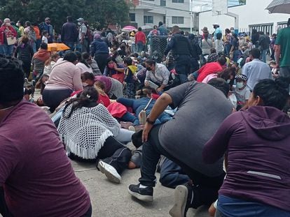 La gente se resguarda de la balacera en el Centro de Salud Urbano Francisco I. Madero, en Puebla, el 28 de junio de 2022.