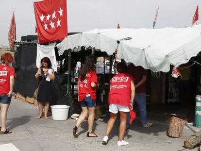 Trabajadores afectados por el ERE de Coca-Cola en el campamento instalado en Fuenlabrada.