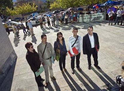 El alcalde, a la derecha y otros cuatros concejales de Parcent, ayer, ante los juzgados de Dénia.