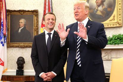 Emmanuel Macron (izquierda) y Donald Trump (d), en el despacho Oval antes de la reunión en la Casa Blanca, el 24 de abril de 2018.