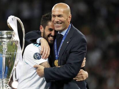 FOTO: Zidane se abraza con Isco junto al trofeo de la Champions. / VÍDEO: Declaraciones de Zidane, tras el partido.