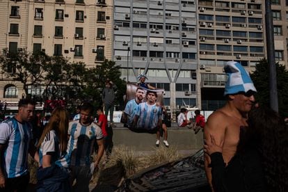 Miles de afinados esperaban la llegada de la selección de Argentina a la Plaza Central del Obelisco. 