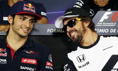 Los pilotos de Fórmula 1 Carlos Sainz Jr. y Fernando Alonso.