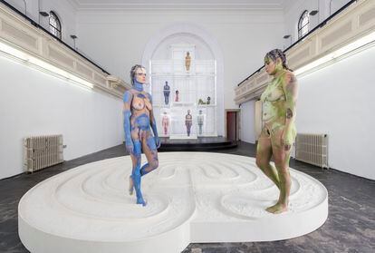 'Scar Cymbals', instalación de Donna Huanca expuesta en la Colección Zabludowicz de Londres en 2015.