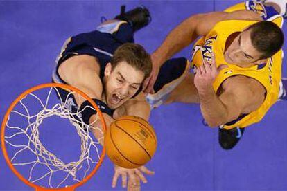 Pau Gasol pelea por el balón bajo la canasta con Chris Mihm.