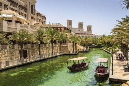 El complejo Madinat Jumeirah (en la foto) es una interpretación contemporánea de una aldea tradicional árabe, con su zoco, sus villas de color arena con torres de viento, tiendas y restaurantes. Todo entre fotogénicos canales al estilo veneciano bordeados de palmeras por los que dar un paseo en abra, barca de madera tradicional.