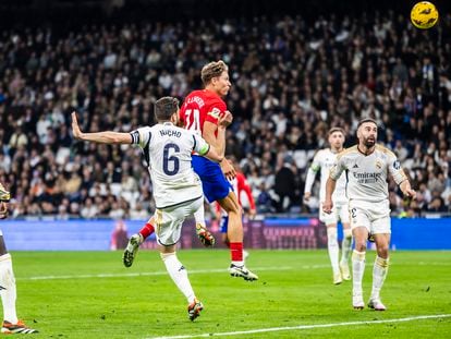 Marcos Llorente anota su tanto frente al Real Madrid.