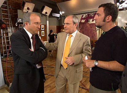 El presidente de Cataluña, José Montilla, entre su doble (izquierda) y Toni Soler, director de <i>Polònia</i>.