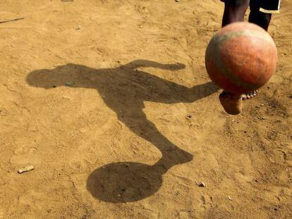 Un ni&ntilde;o juega al f&uacute;tbol en Costa de Marfil.
