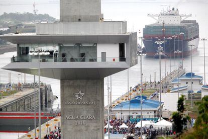 El buque Cosco Shipping Panamá realiza el tránsito inaugural por la esclusa de Agua Clara en el Canal de Panamá Ampliado. El barco, un neopanamax de 48,25 metros de manga y 299,98 metros de eslora y capacidad para transportar hasta 9.400 contenedores, entró en la cámara baja de la esclusa de Agua Clara pasadas las 7:30 hora local.