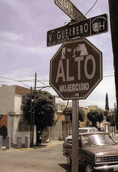 Letrero en una calle de Ciudad Juárez, foto  incluida en el libro &#39;Cosecha de mujeres&#39;, de Diana Washington.