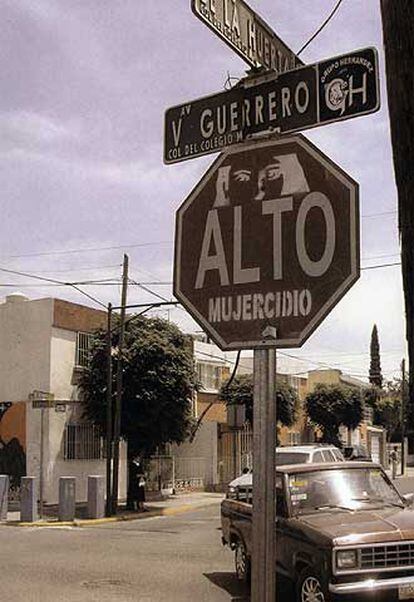 Letrero en una calle de Ciudad Juárez, foto incluida en el libro 'Cosecha de mujeres', de Diana Washington.