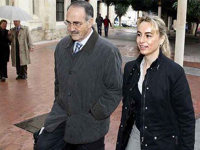 Sonia Castedo, junto a su abogado, ayer, a la llegada a los juzgados.