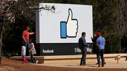 Visitantes se hacen fotos ante el famoso signo de "me gusta" en la sede de Facebook en Menlo Park (California) en una foto de archivo de marzo de 2018.