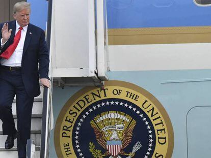 El presidente Donald Trump bajando del Air Force One