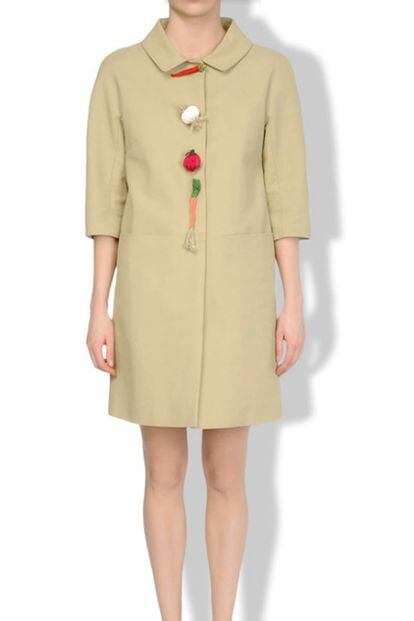 Trench con botones de hortalizas, de Moschino.