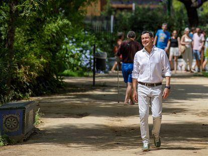 El candidato del PP a la reelección en la Junta, Juanma Moreno, este domingo, caminando por el parque de María Luisa de Sevilla.