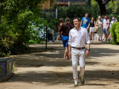 El candidato del PP a la reelección en la Junta, Juanma Moreno, este domingo, caminando por el parque de María Luisa de Sevilla.