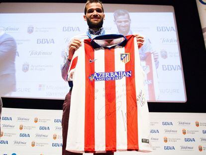 Carlos Matallanas, con la camiseta del Atlético en un acto del club.