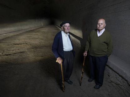 De izquierda a derecha, Manuel Pelayo y Manuel Trueba, de 93 y 83 años, dos vecinos de Vega de Pas en Cantabria que participaron en la construcción del túnel de La Engaña.
